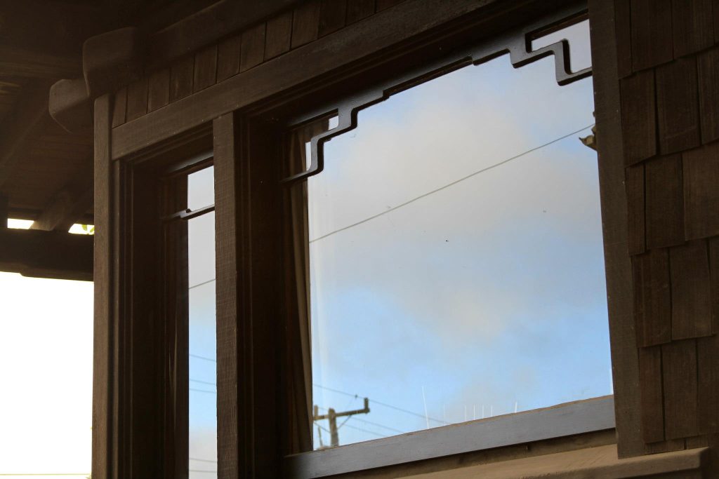 Thorsen House dining room bay window with cloud lift art glass transoms, timber mullions, and Greene & Greene detailing
