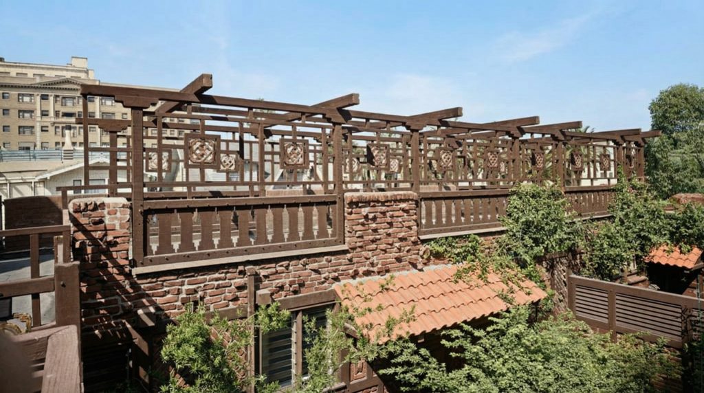 Historic colorized photograph of Japanese-inspired courtyard with landscaping at Adelaide Tichenor house, circa 1905