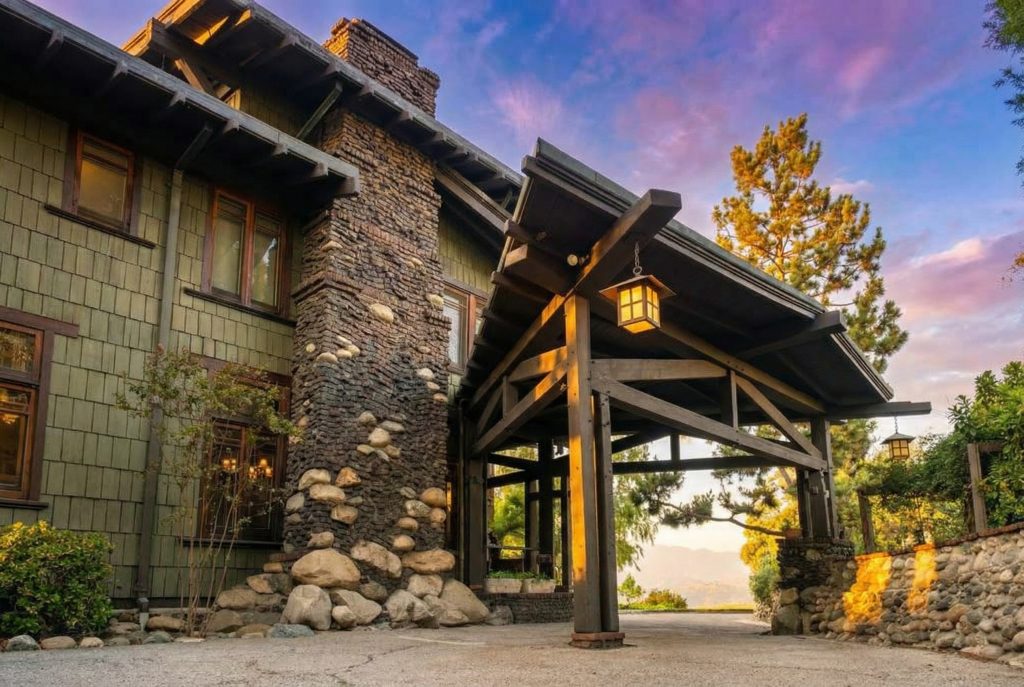 Driveway entrance of The Duncan-Irwin House with broad overhanging eaves and exposed rafter tails.

