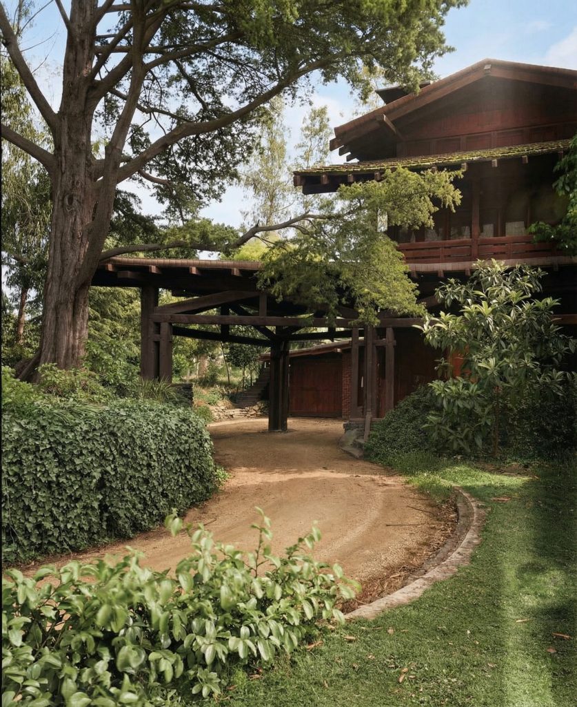Historic driveway photograph of The Duncan-Irwin House from the early 1900s.