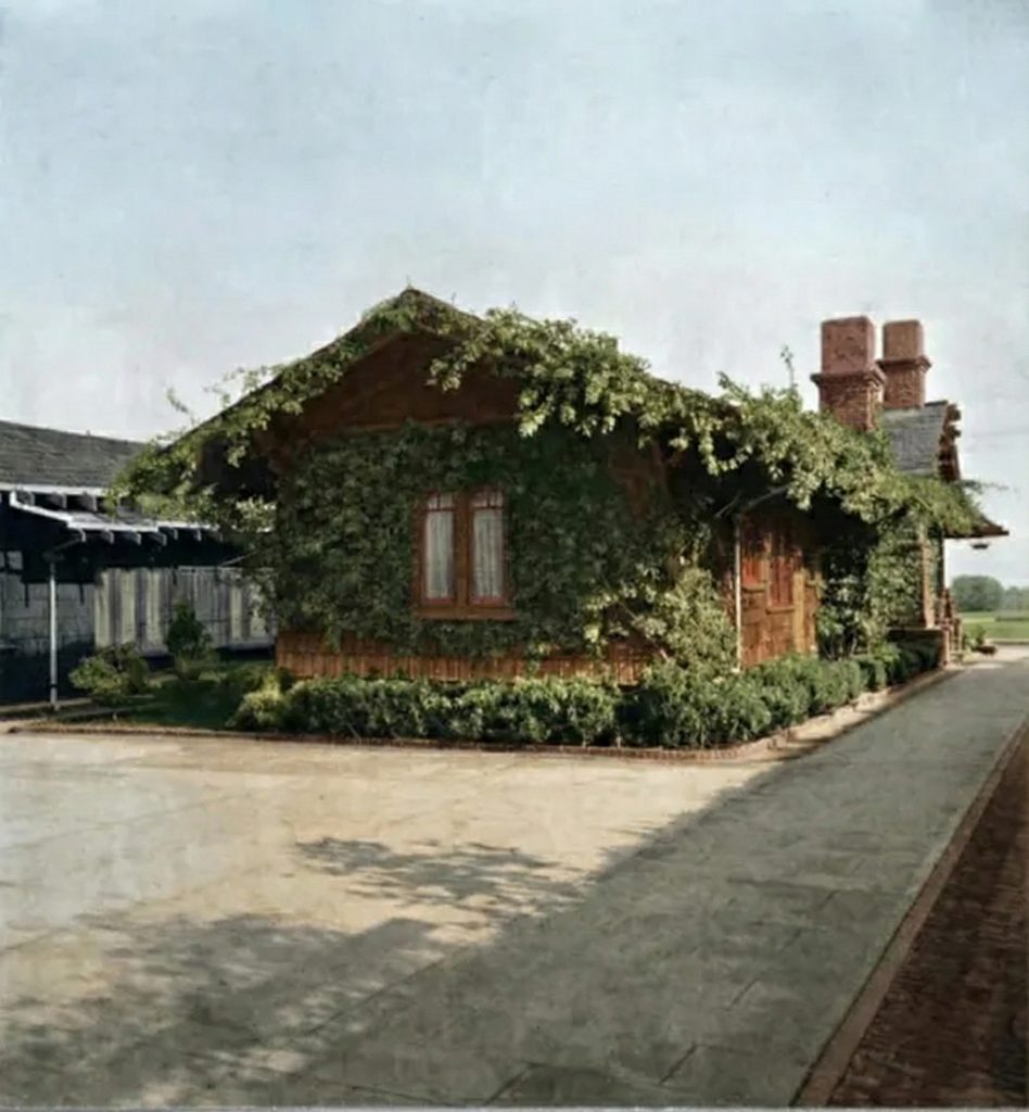 Historical 1915 photograph by Leroy Hulbert of the paved court and driveway at The Dr. S. S. Crow House, showing the original entrance design.