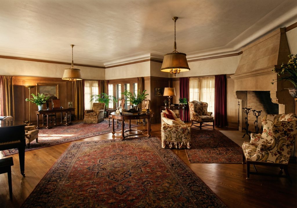 The living room of The Mortimer Fleishhacker Estate in 1915, a spacious and comfortable room for family life and gatherings.