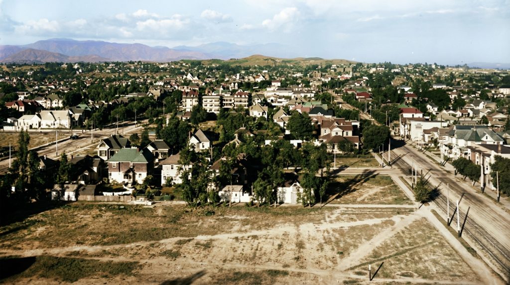 Historic photograph of downtown Los Angeles circa 1905, depicting the city during the era The Earle C. Anthony house was built