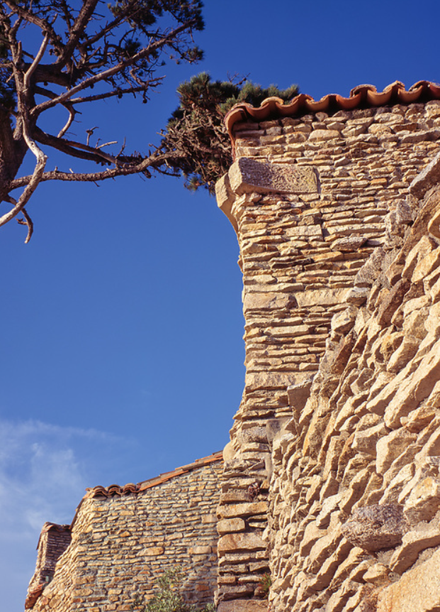 Close-up detail of the irregular granite masonry at the D.L. James House, showing individually shaped stone blocks with unmortared visible joints, the masonry rhythm of stones each fitted to its position rather than cut to a standard size